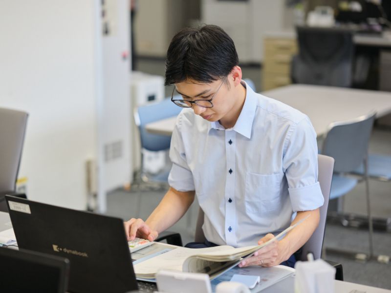 入社してから簿記の資格を取得。実務を通じて会計の知識を深める